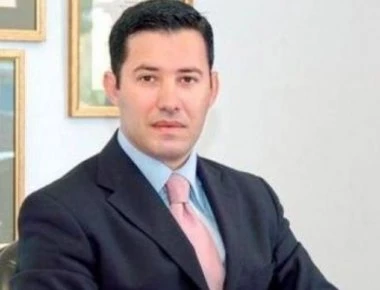 Ν. Μανιαδάκης: Επέστρεψαν στο Διόνυσο οι νταλίκες για να ξεφορτώσουν στο σπίτι της οικογένειας την οικοσκευή